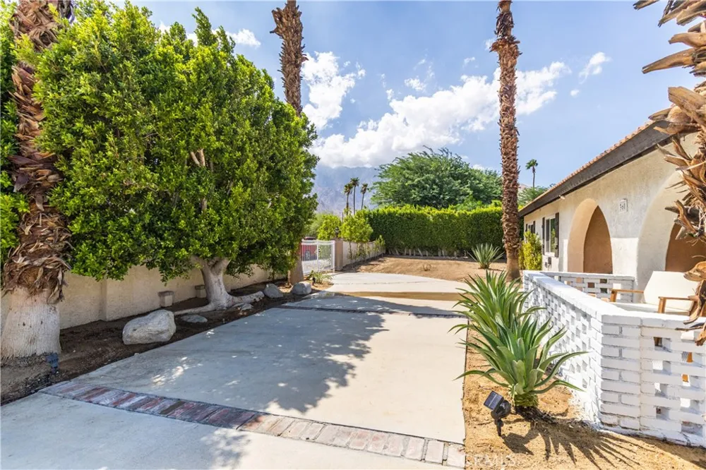 360 W Pico Palm Springs, CA 92262