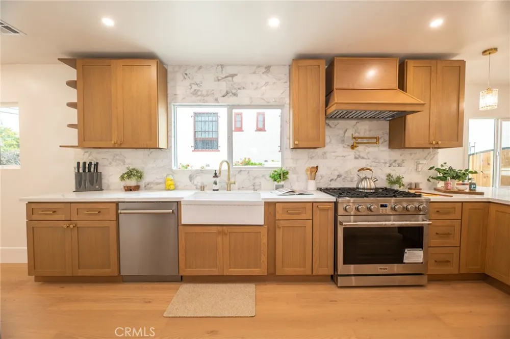 4832 S Victoria View Park, CA 90043