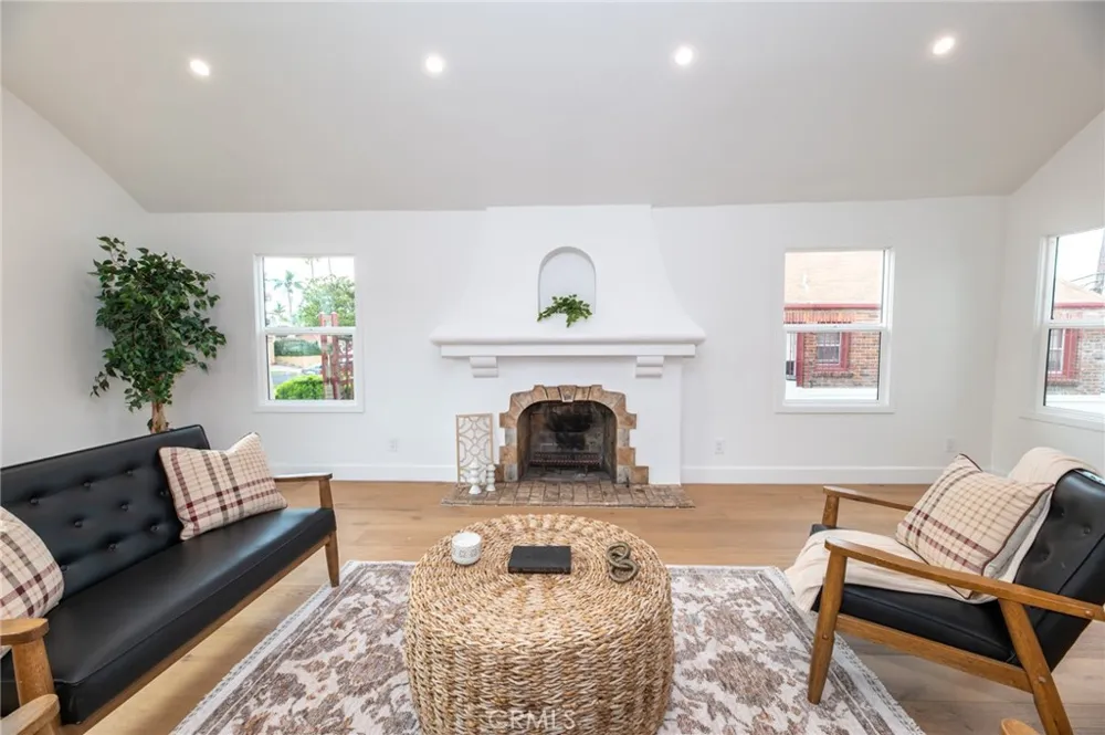 4832 S Victoria View Park, CA 90043