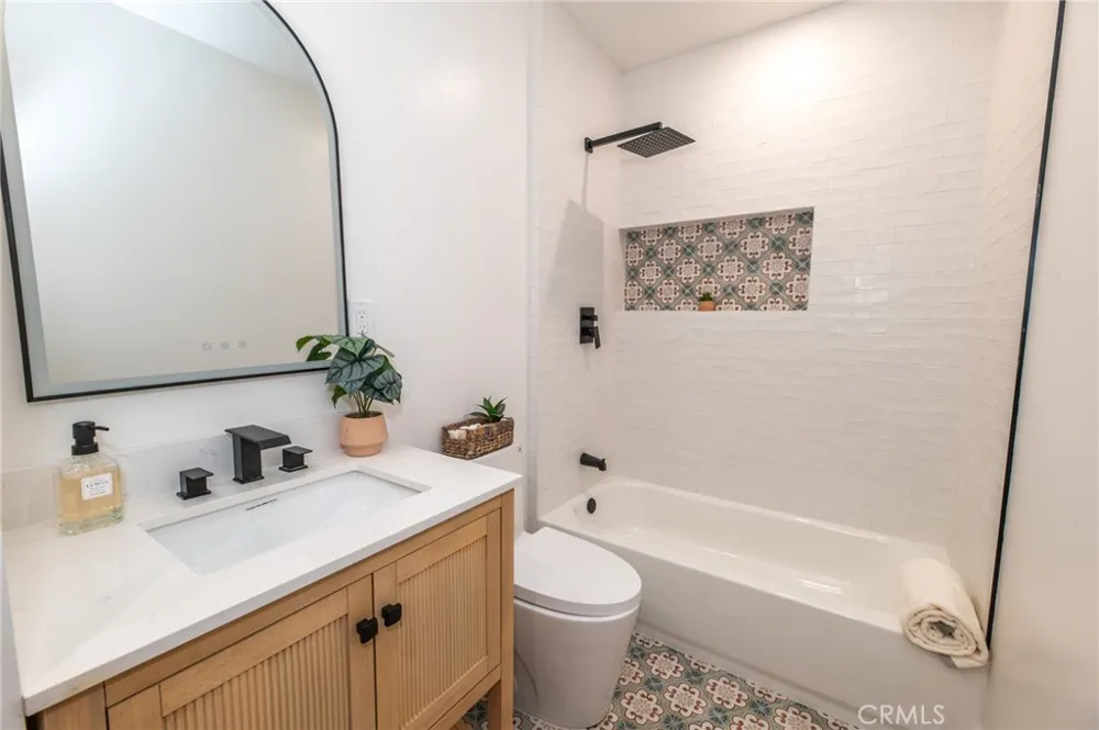 4832 S Victoria View Park, CA 90043