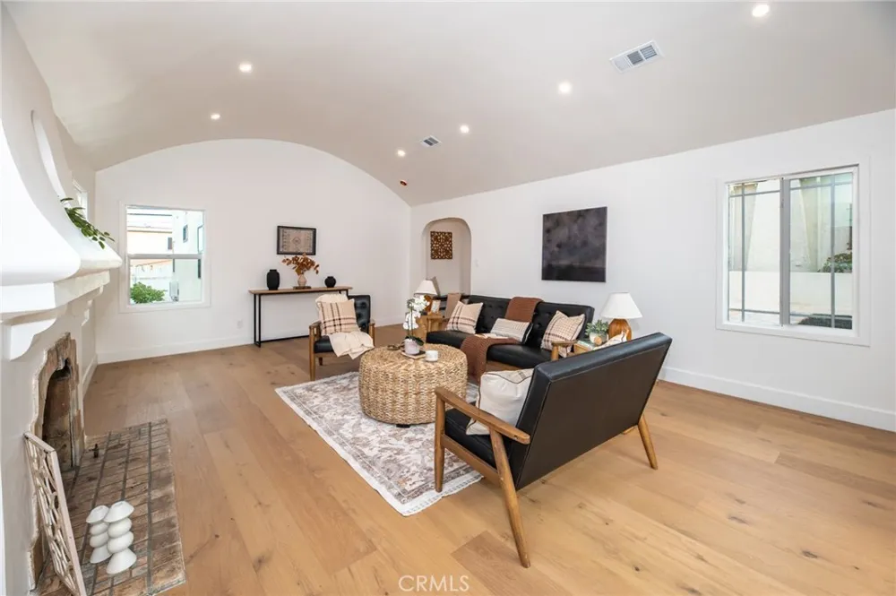 4832 S Victoria View Park, CA 90043