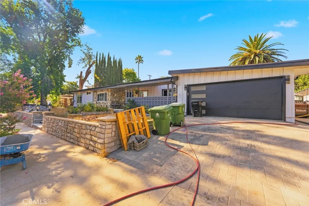 24222 Caris Woodland Hills, CA 91367