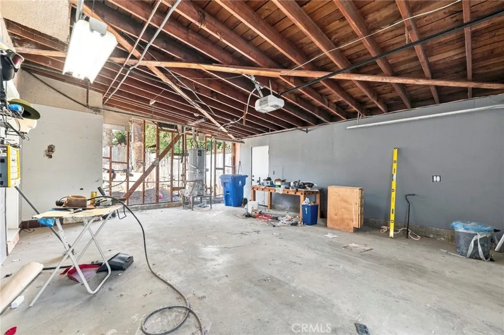 24222 Caris Woodland Hills, CA 91367