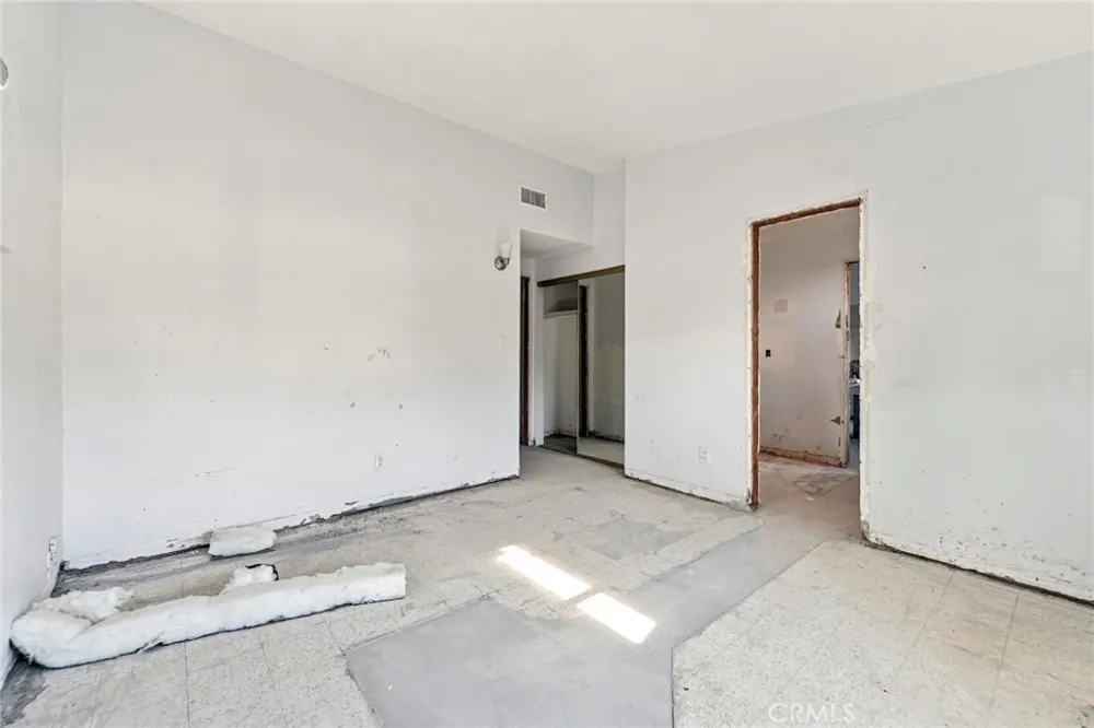 24222 Caris Woodland Hills, CA 91367