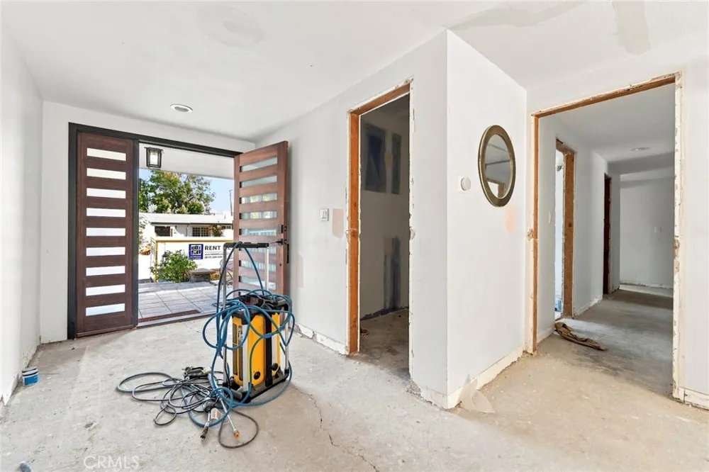 24222 Caris Woodland Hills, CA 91367