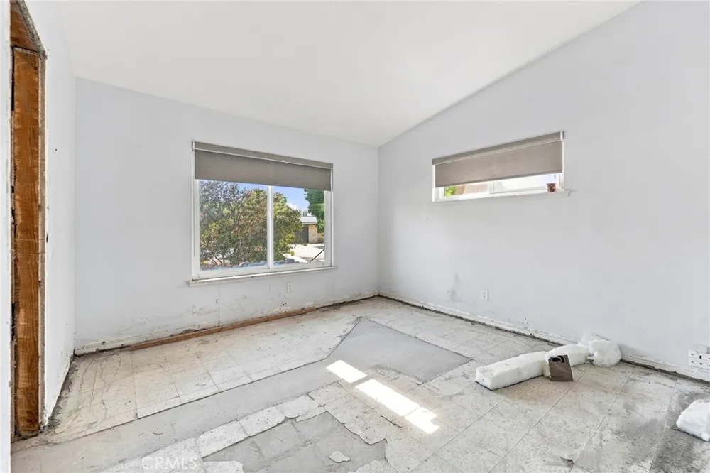 24222 Caris Woodland Hills, CA 91367