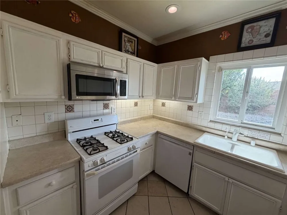 43963 Glenraven Road Lancaster, CA 93535