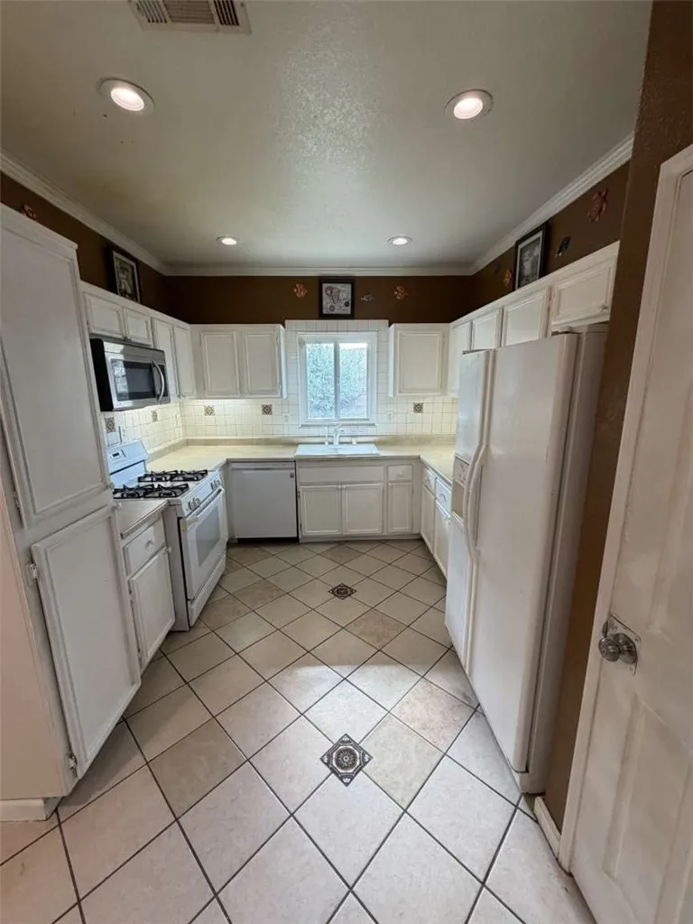 43963 Glenraven Road Lancaster, CA 93535