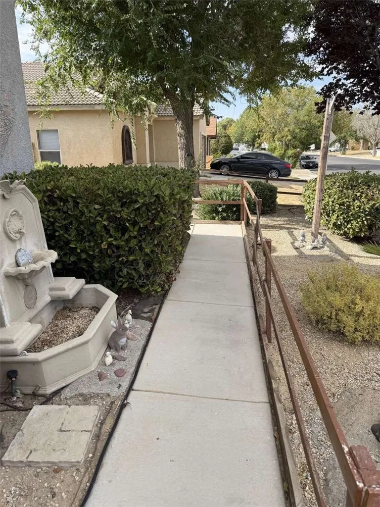 43963 Glenraven Road Lancaster, CA 93535