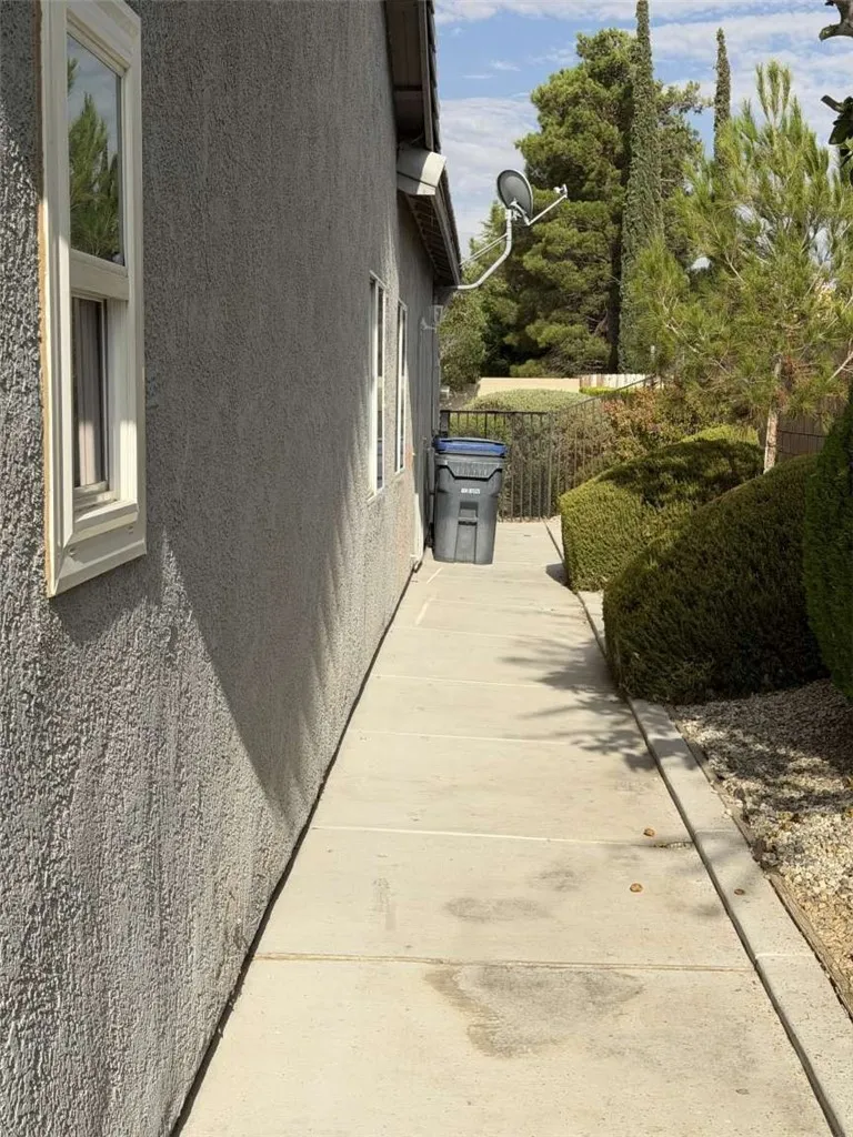 43963 Glenraven Road Lancaster, CA 93535