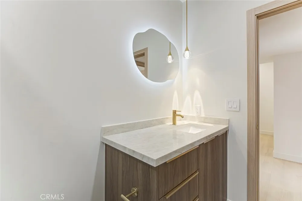 9512 Via Venezia Burbank, CA 91504