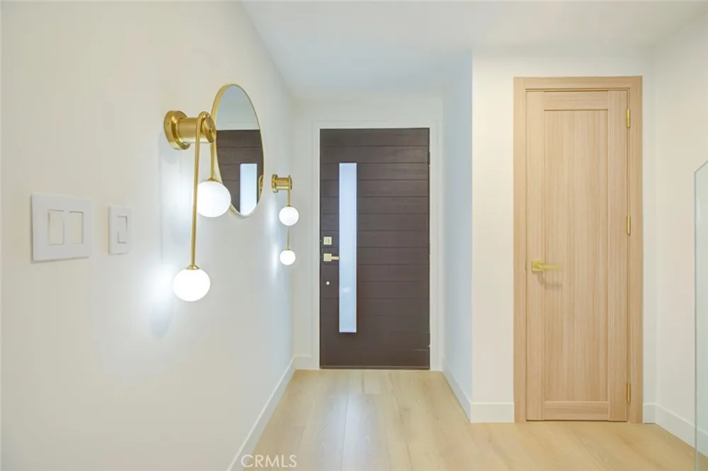 9512 Via Venezia Burbank, CA 91504