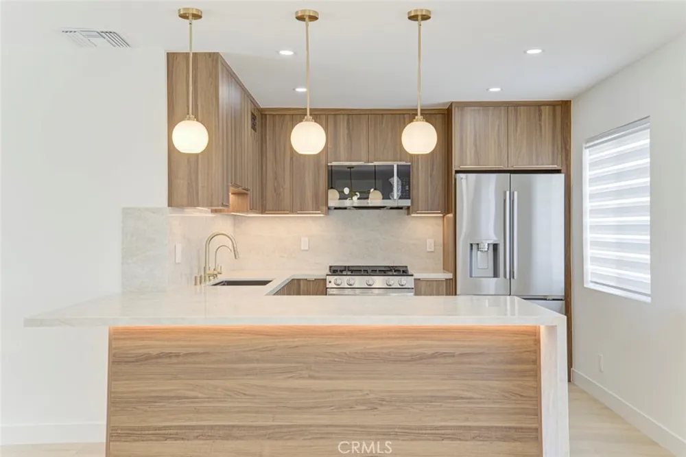 9512 Via Venezia Burbank, CA 91504
