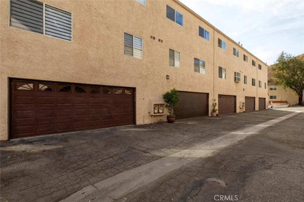 9512 Via Venezia Burbank, CA 91504