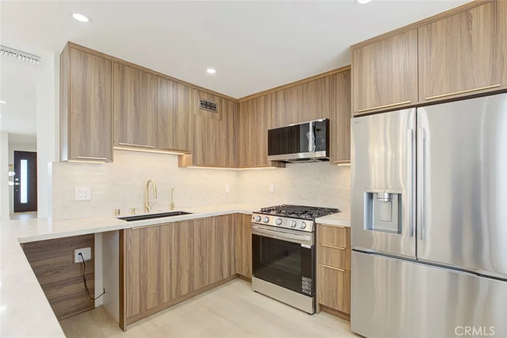 9512 Via Venezia Burbank, CA 91504
