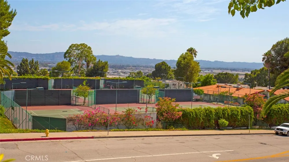 9512 Via Venezia Burbank, CA 91504