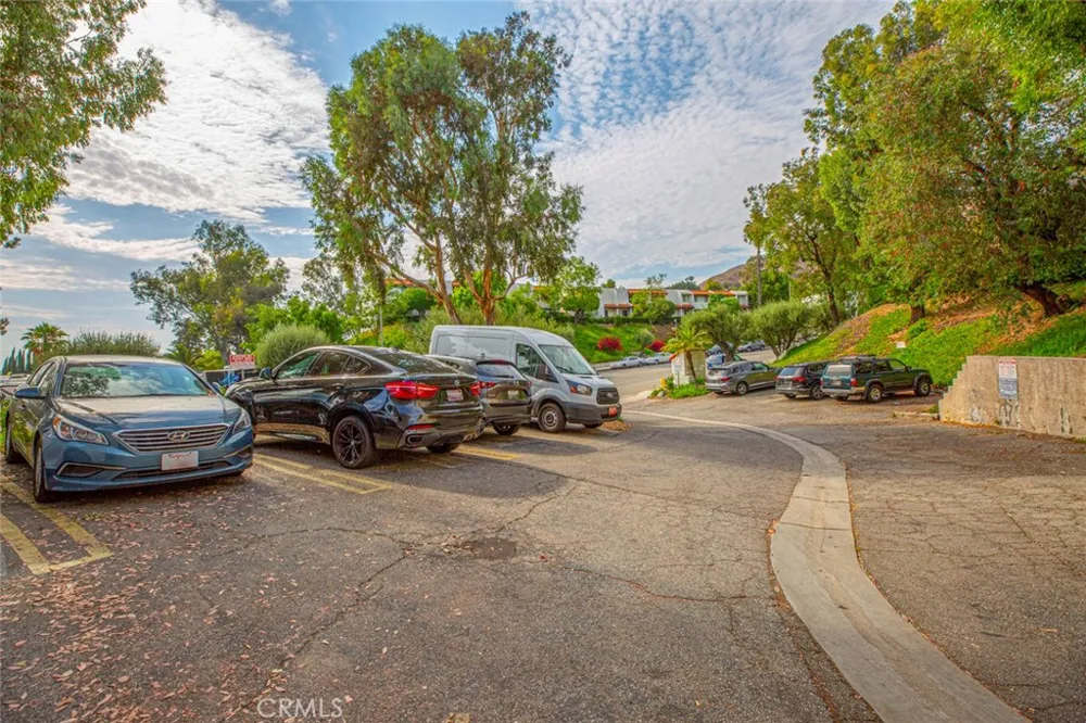 9512 Via Venezia Burbank, CA 91504