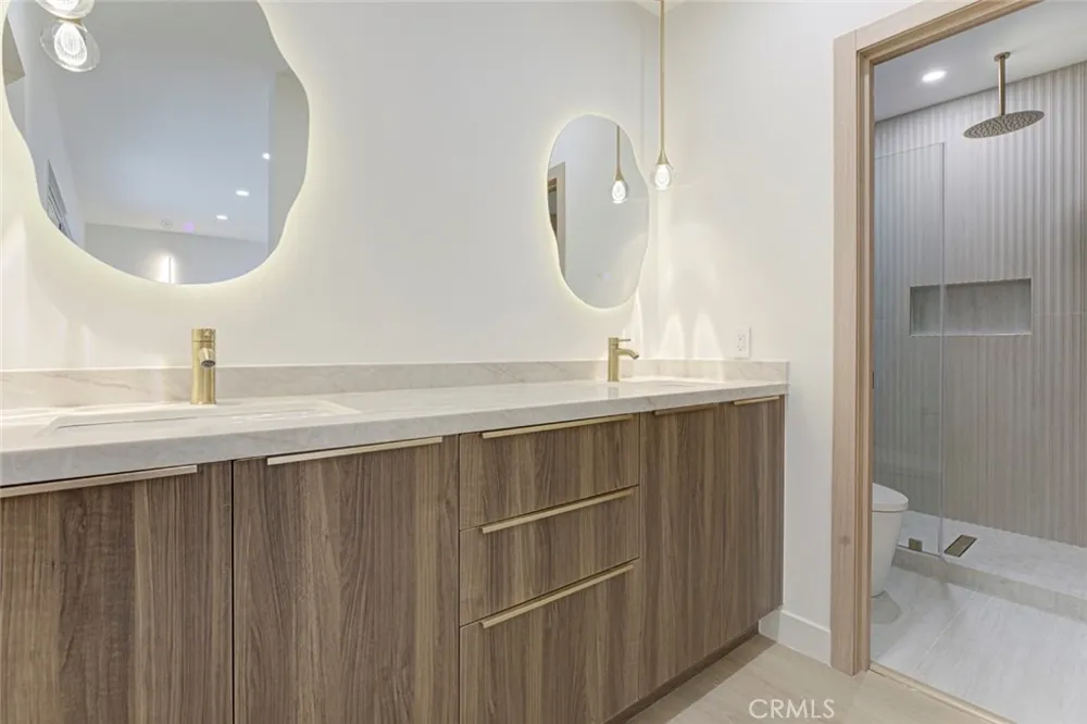 9512 Via Venezia Burbank, CA 91504