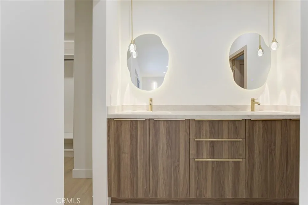 9512 Via Venezia Burbank, CA 91504