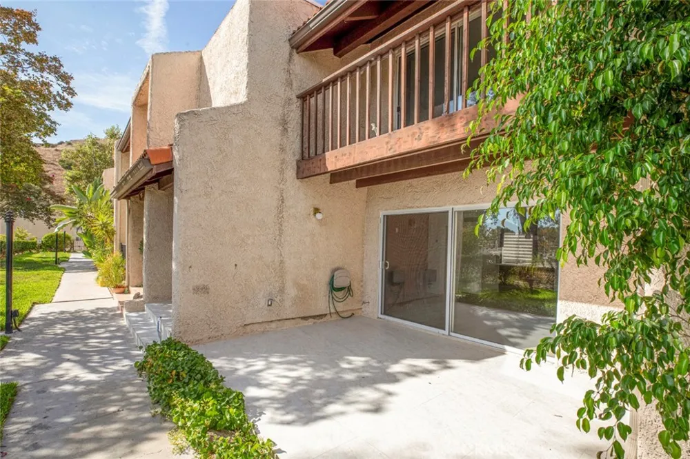 9512 Via Venezia Burbank, CA 91504