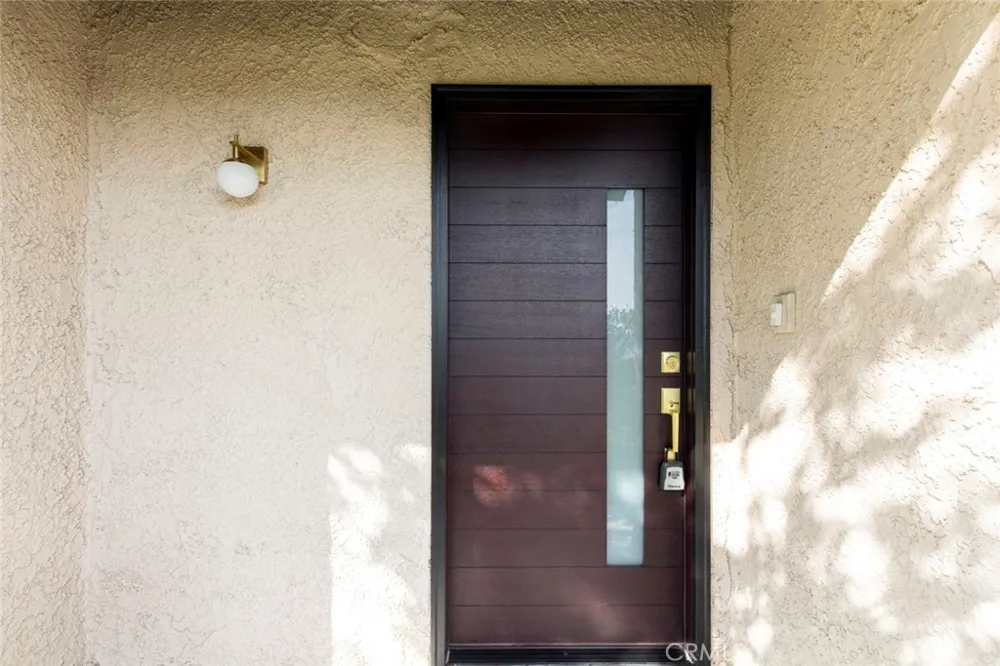 9512 Via Venezia Burbank, CA 91504