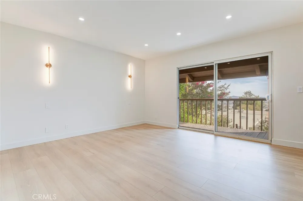 9512 Via Venezia Burbank, CA 91504