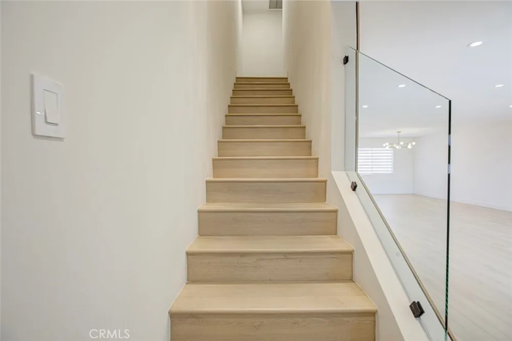 9512 Via Venezia Burbank, CA 91504