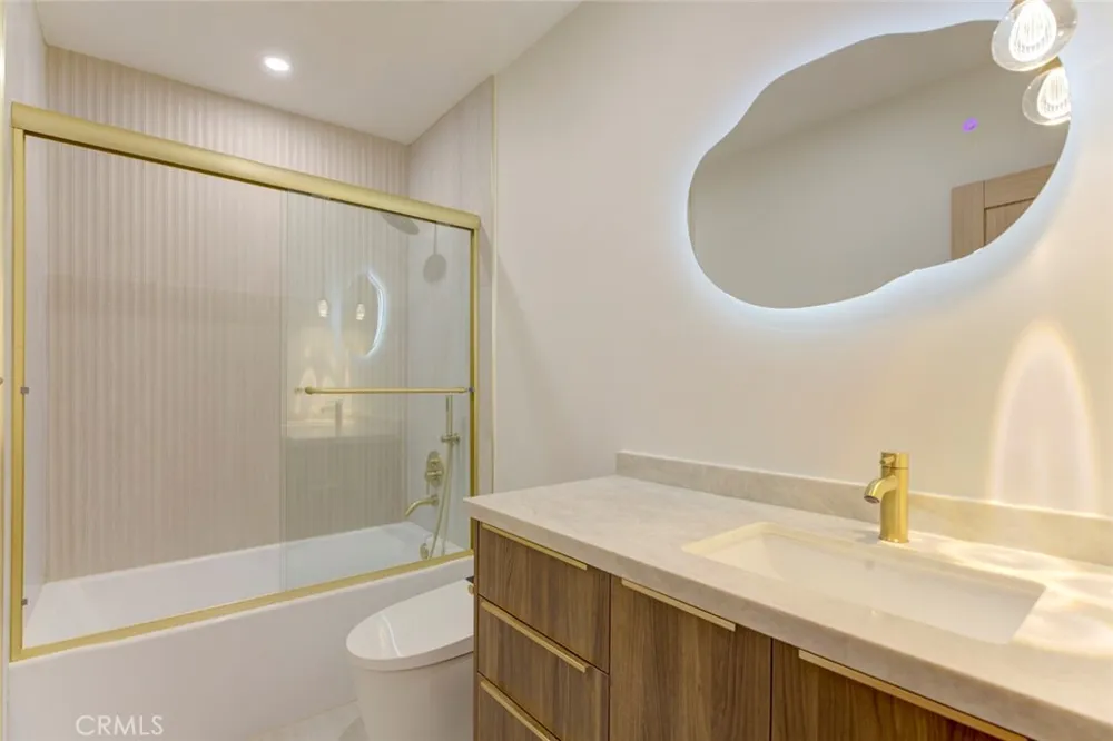 9512 Via Venezia Burbank, CA 91504