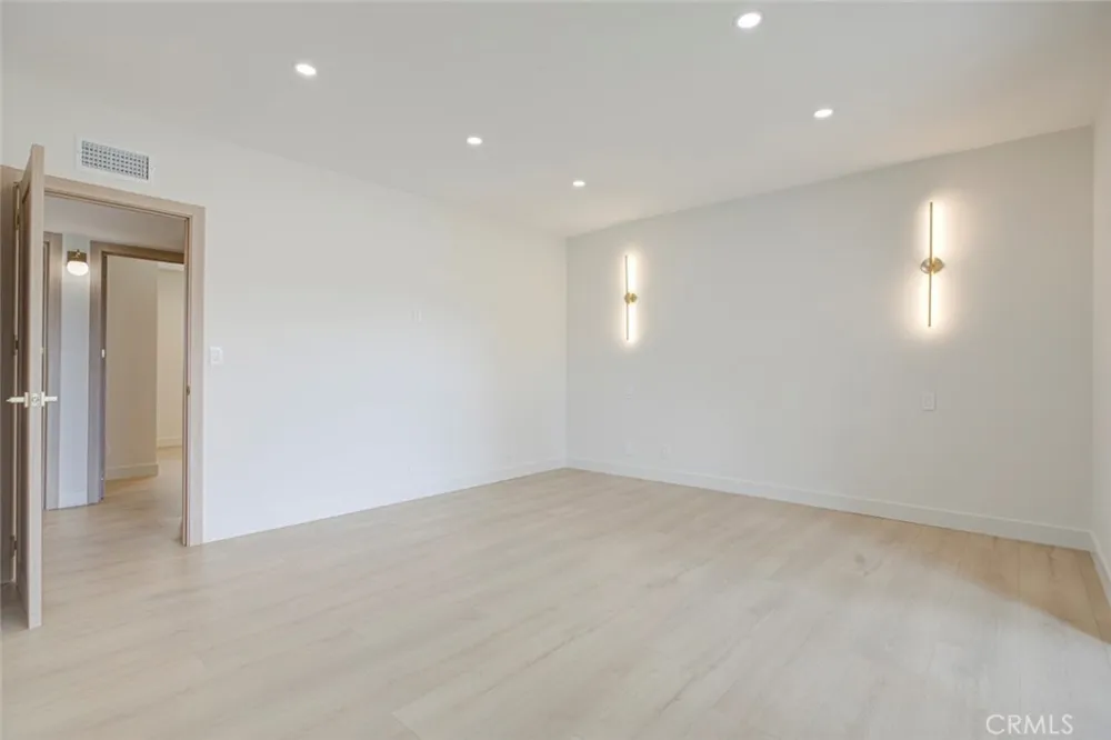 9512 Via Venezia Burbank, CA 91504