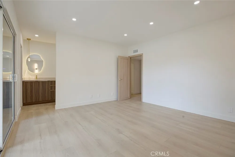9512 Via Venezia Burbank, CA 91504