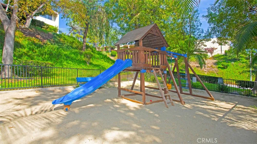 9512 Via Venezia Burbank, CA 91504