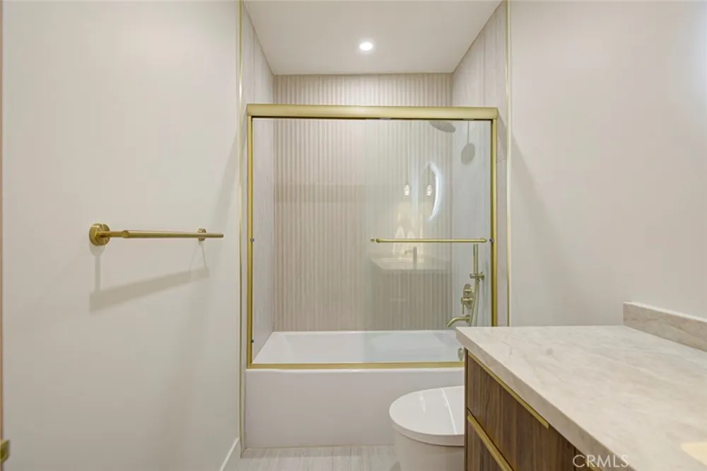 9512 Via Venezia Burbank, CA 91504