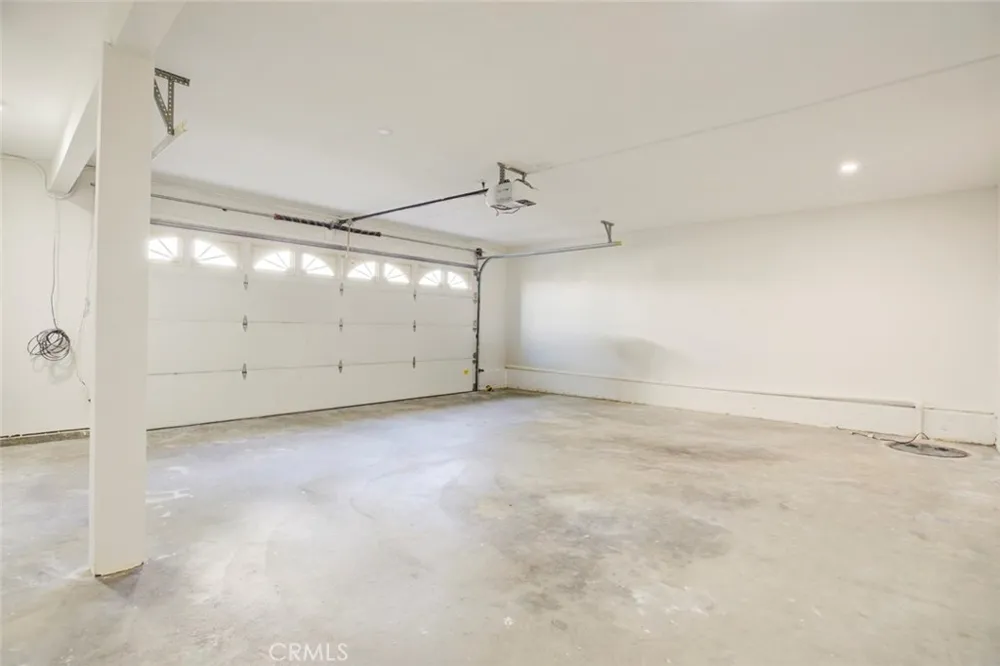9512 Via Venezia Burbank, CA 91504