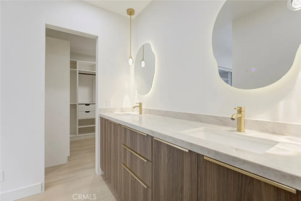 9512 Via Venezia Burbank, CA 91504