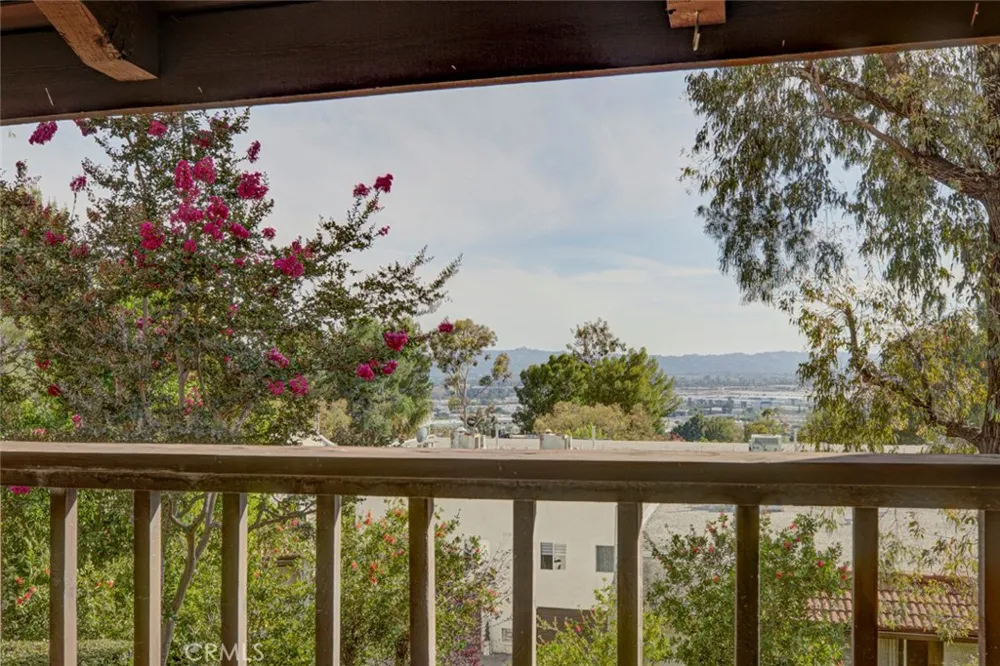 9512 Via Venezia Burbank, CA 91504