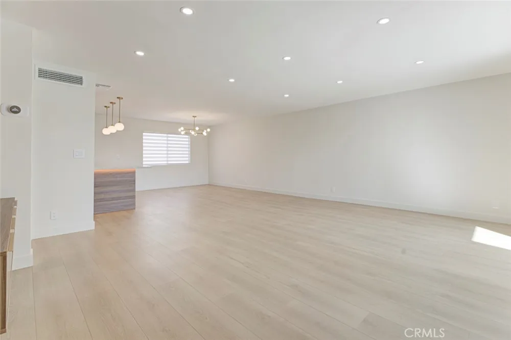 9512 Via Venezia Burbank, CA 91504