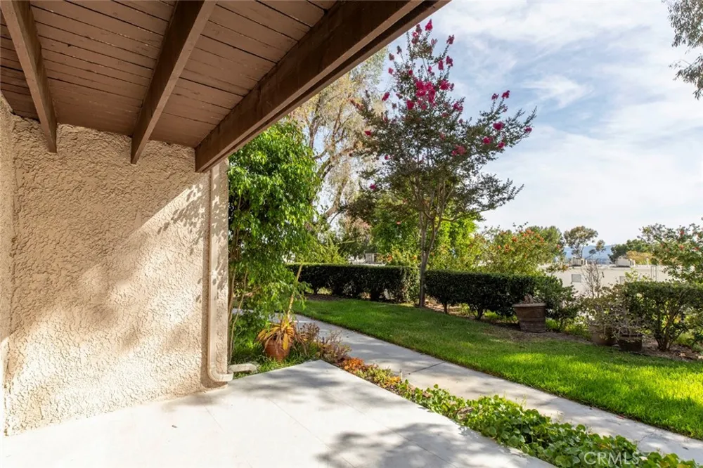 9512 Via Venezia Burbank, CA 91504