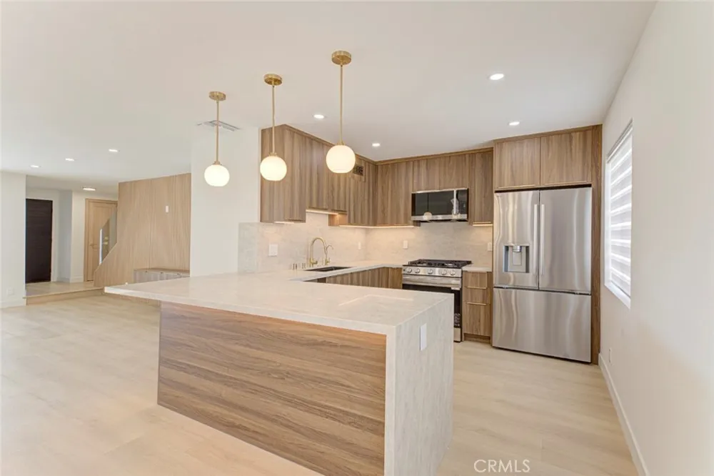 9512 Via Venezia Burbank, CA 91504