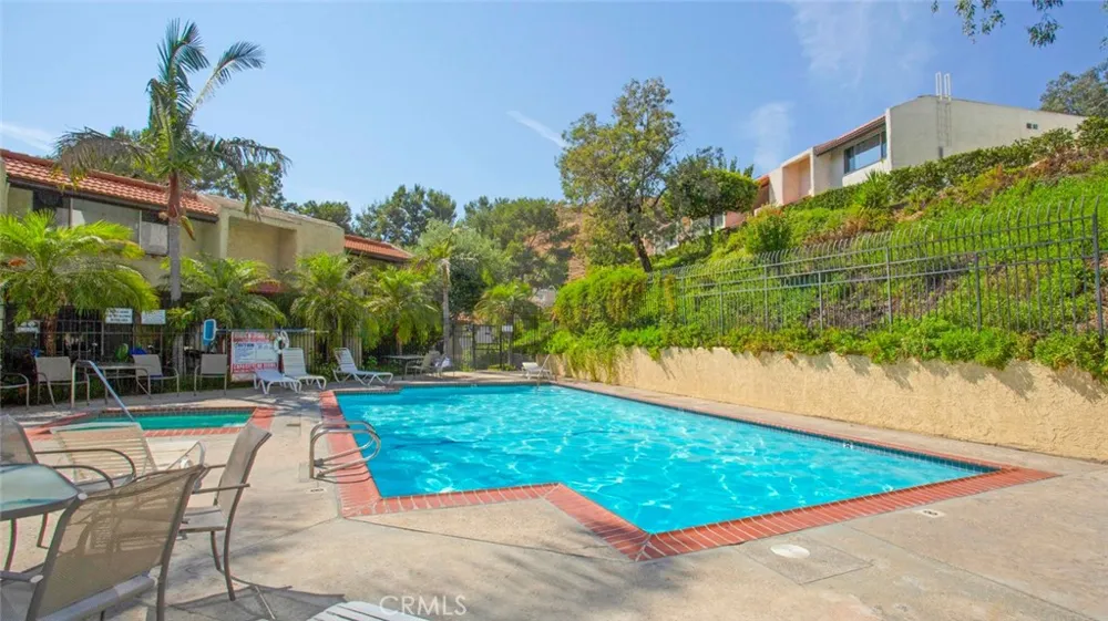 9512 Via Venezia Burbank, CA 91504