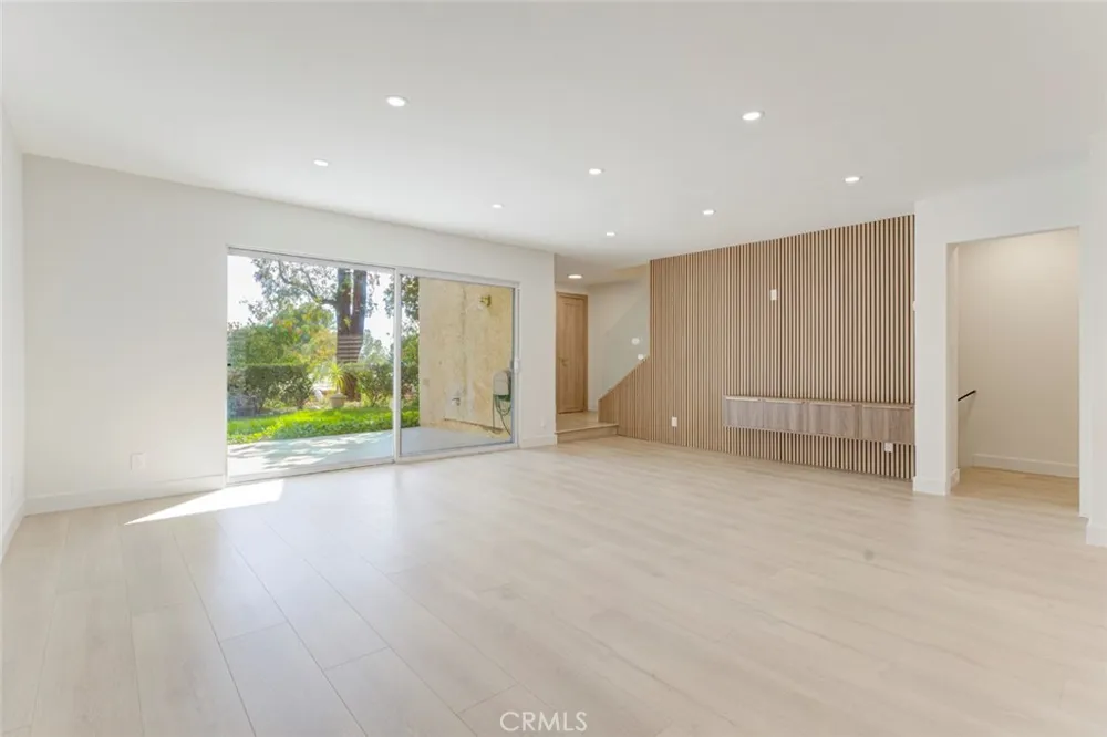 9512 Via Venezia Burbank, CA 91504