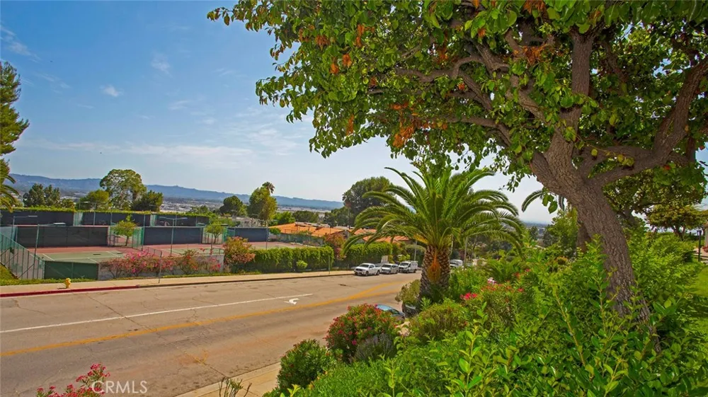 9512 Via Venezia Burbank, CA 91504