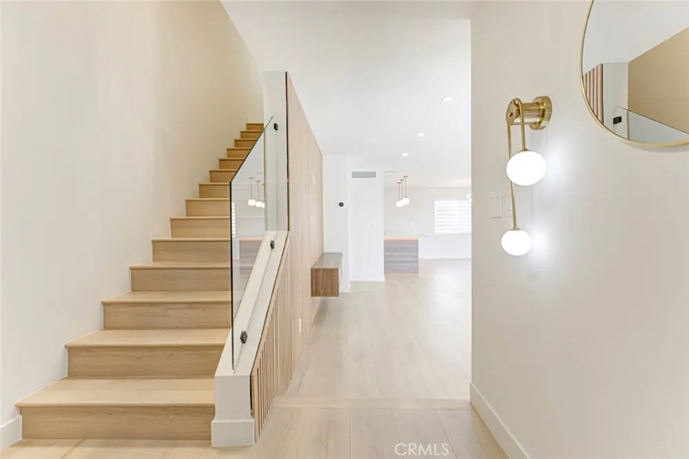 9512 Via Venezia Burbank, CA 91504