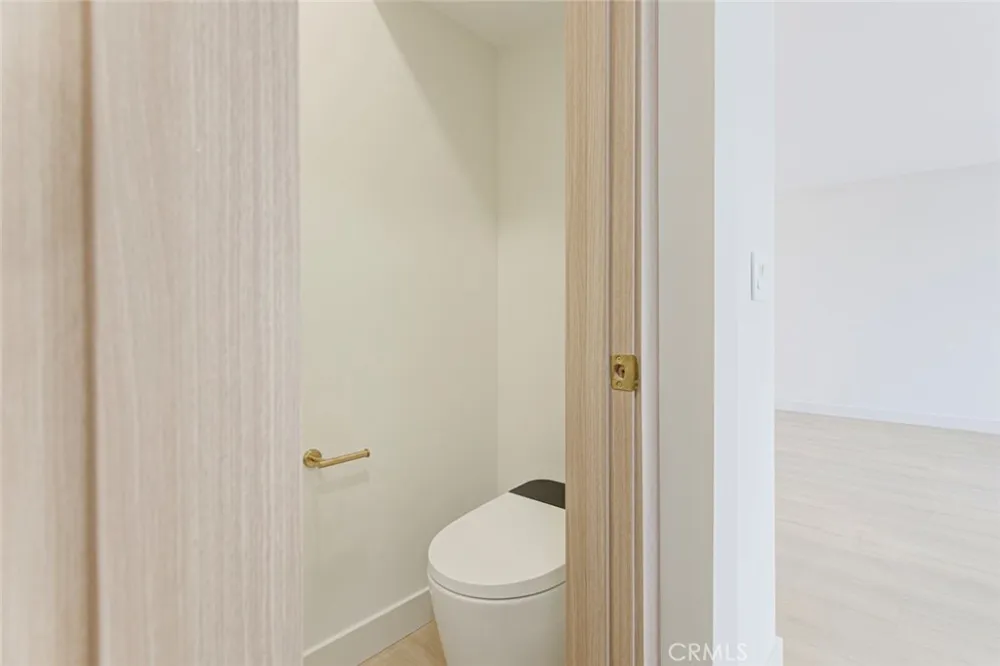 9512 Via Venezia Burbank, CA 91504