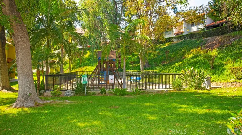 9512 Via Venezia Burbank, CA 91504