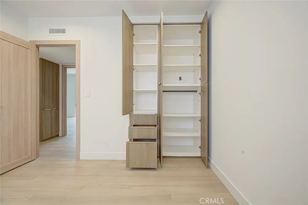 9512 Via Venezia Burbank, CA 91504