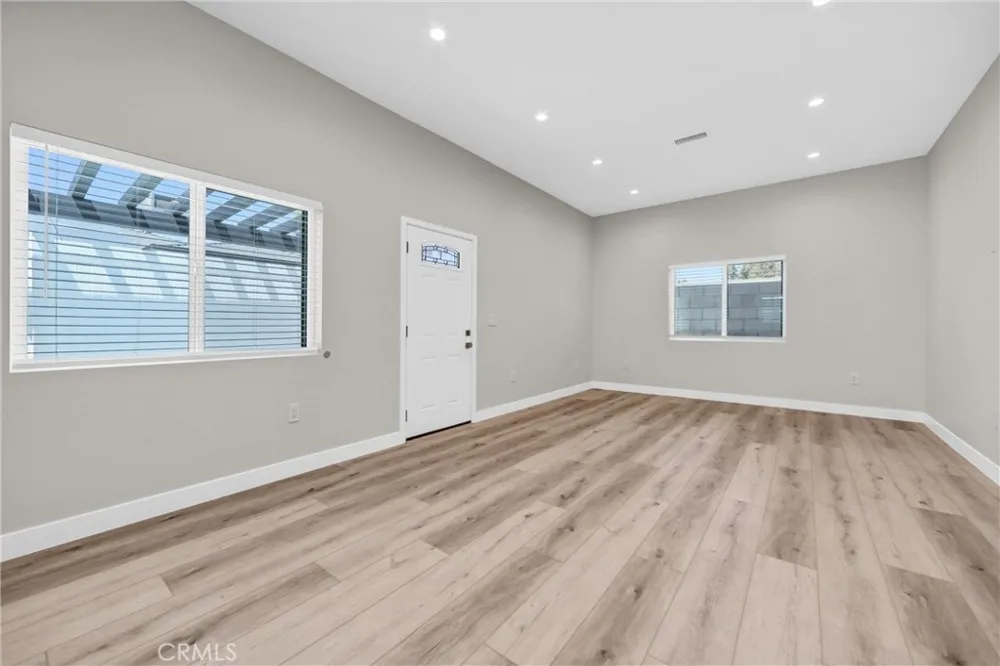 9998 Louise Avenue Northridge, CA 91325