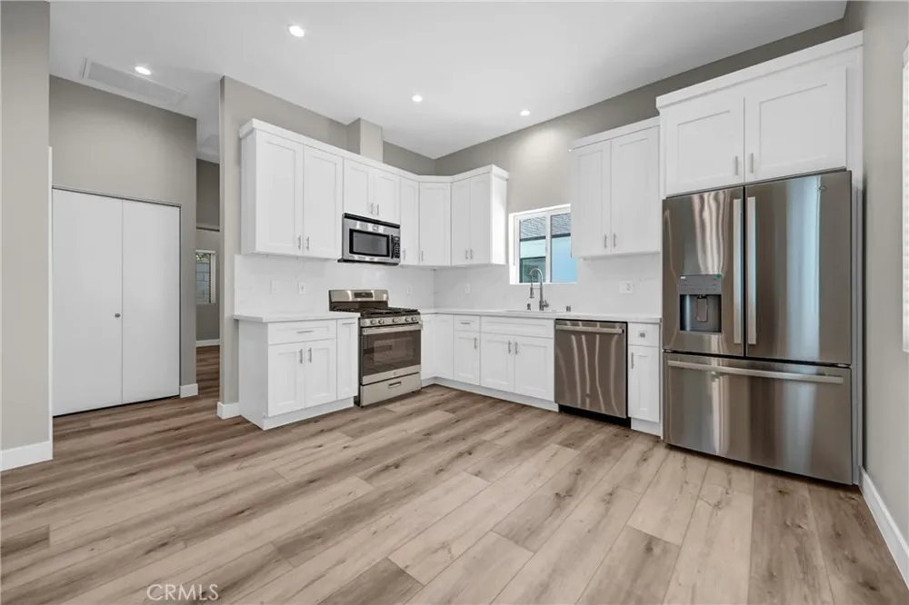 9998 Louise Avenue Northridge, CA 91325