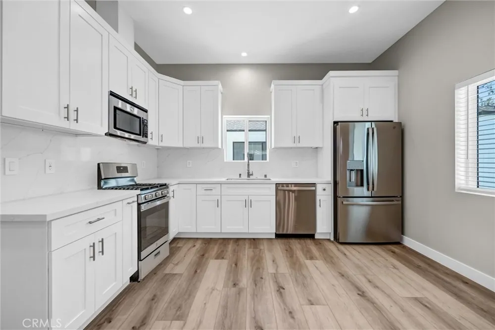 9998 Louise Avenue Northridge, CA 91325