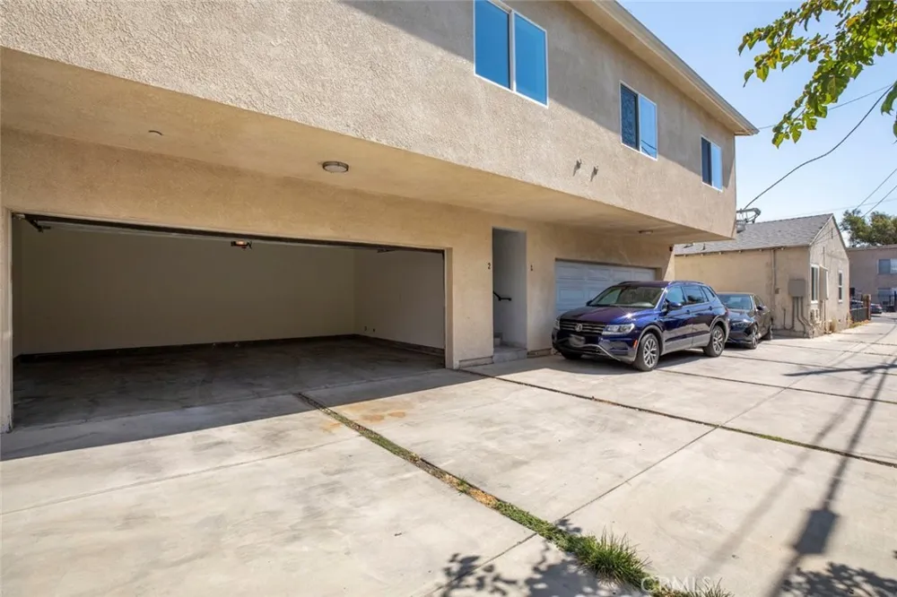 6821 Agnes Ave. North Hollywood, CA 91605