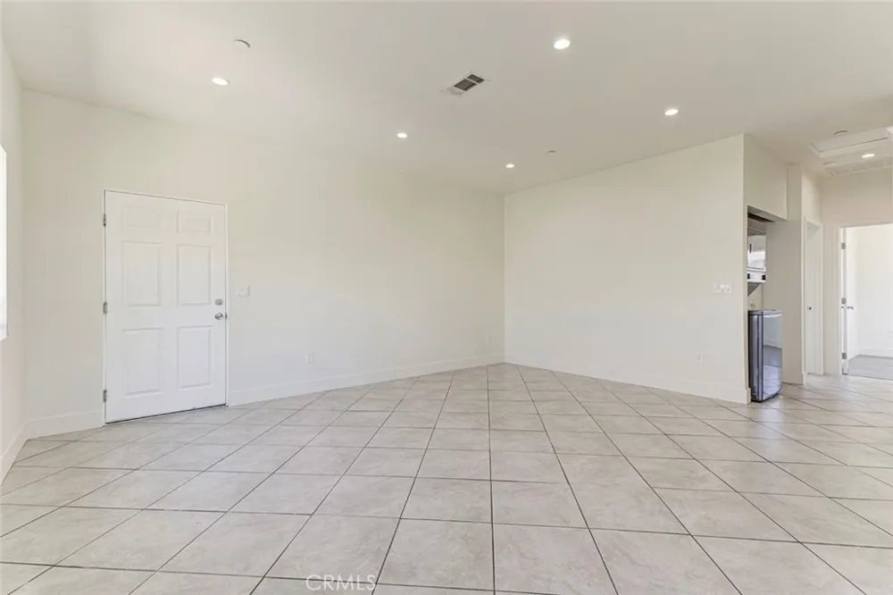6821 Agnes Ave. North Hollywood, CA 91605